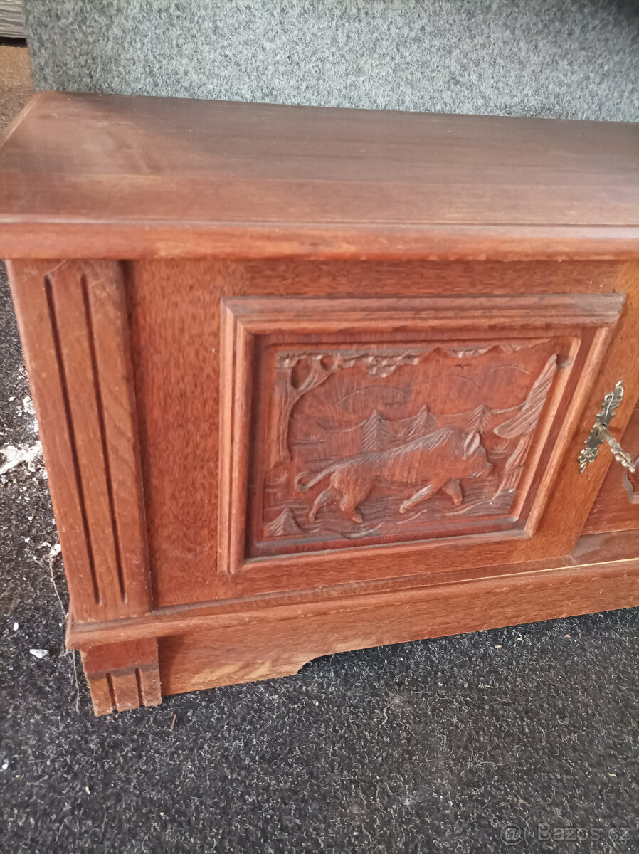 Starší vyřezávaná komoda - 2