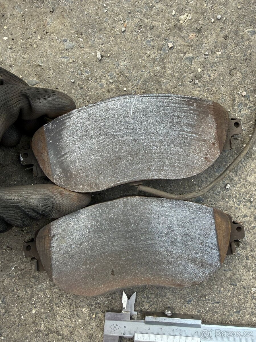 Přední brzdové destičky Brembo P85144 - 2
