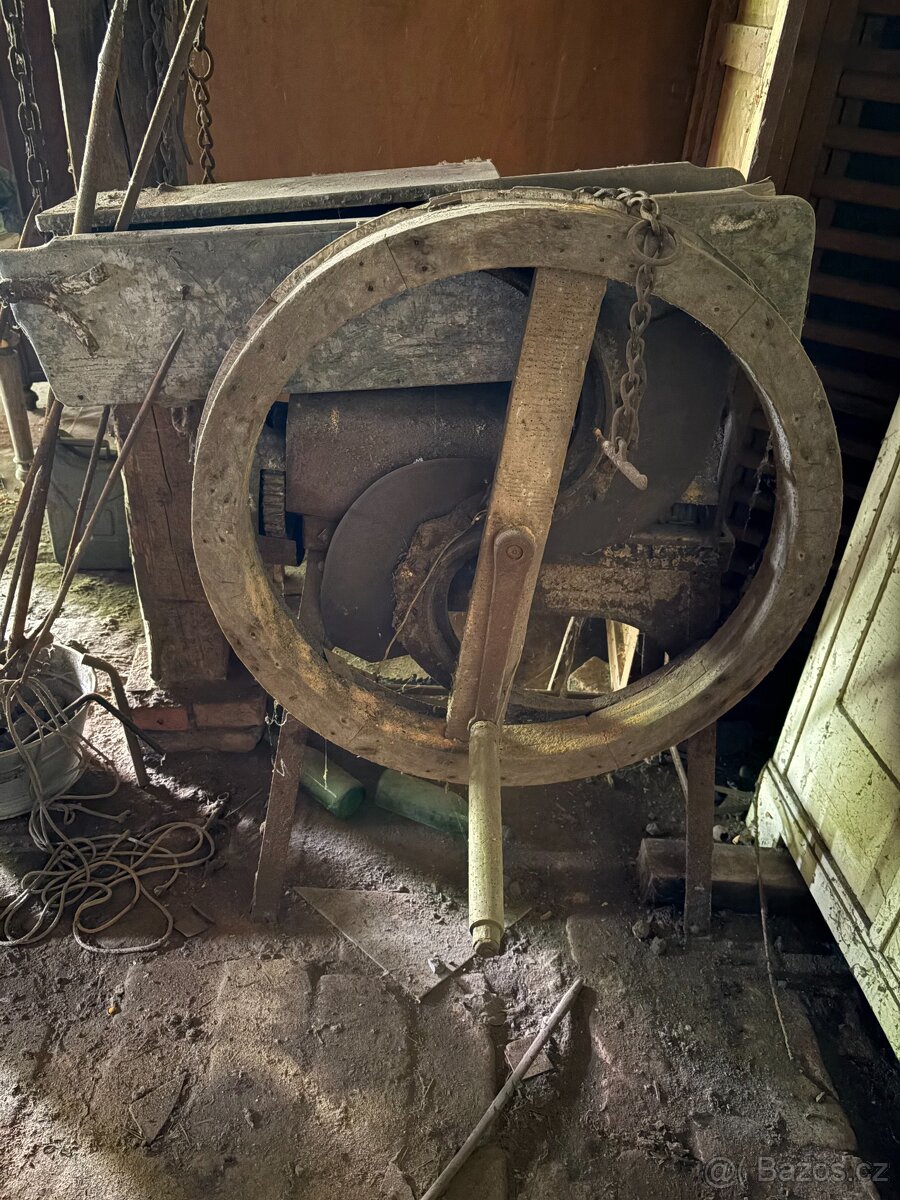 Historická mlátička / fukar na obilí - 2