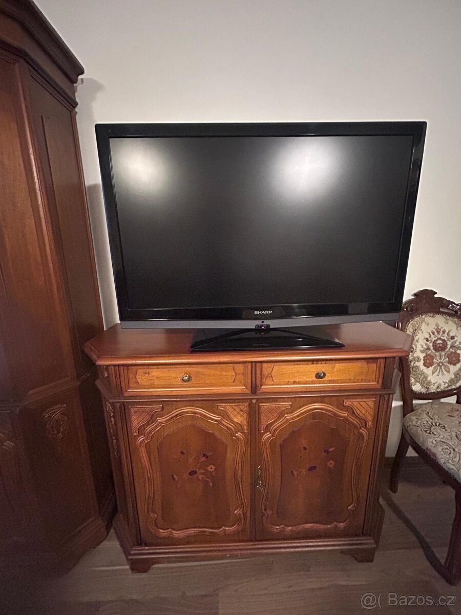 Skříně a komoda z masivního dřeva - 2