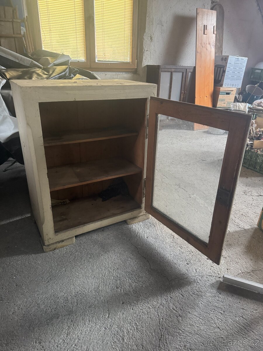 Skříňka se prosklenými dvířky - 2