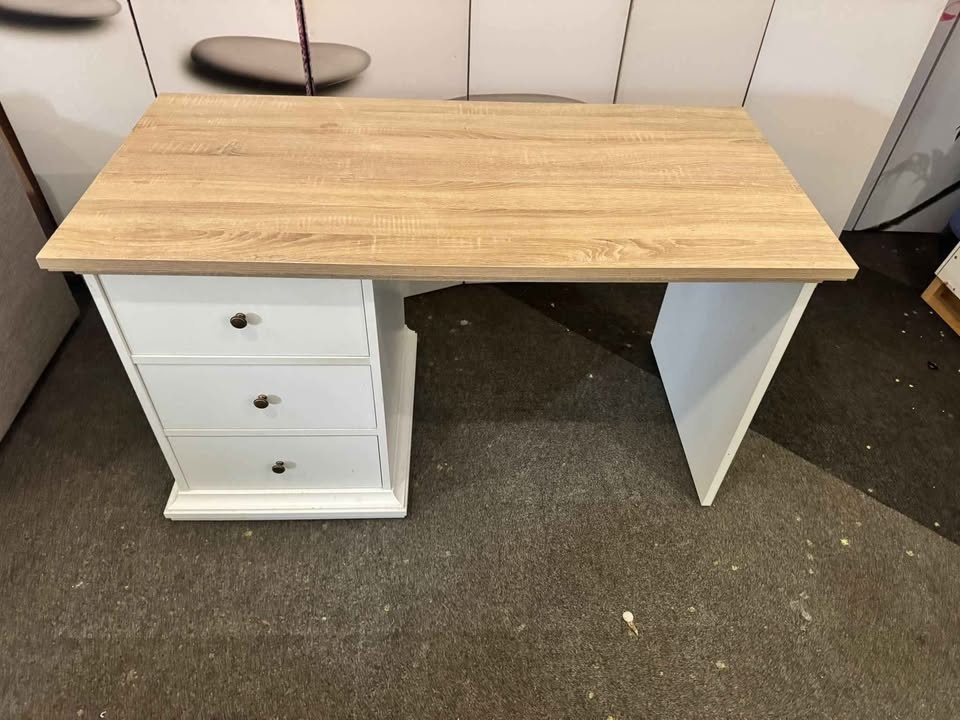 Pěkný velký psací stůl se šuplíky - 2