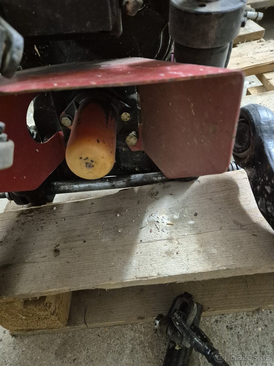 Přední 3 bodový hydraulický závěs na Belarus 320.4 - 2