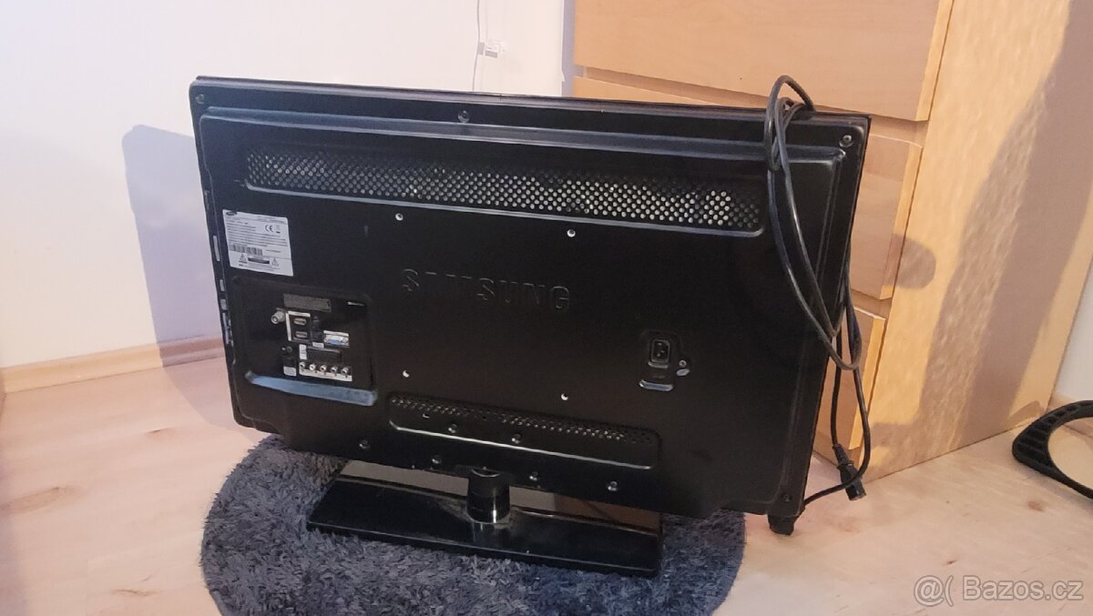 32" LCD televizor Samsung LE32D550.
- 2