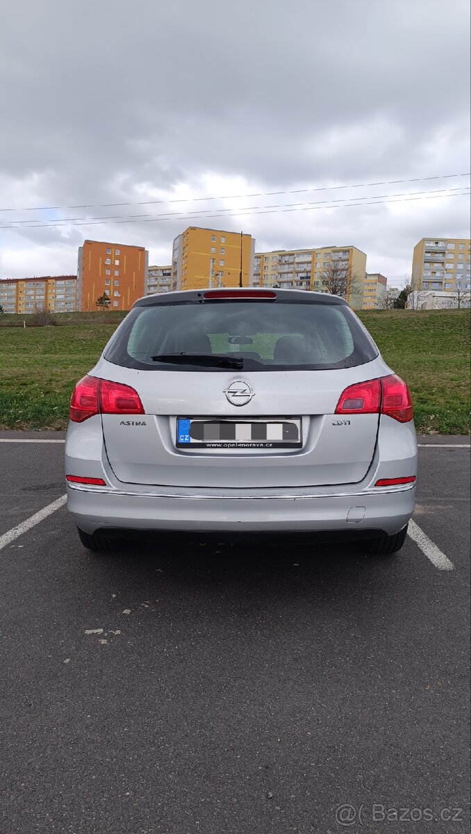 Opel Astra J. Rok 2016. - 2