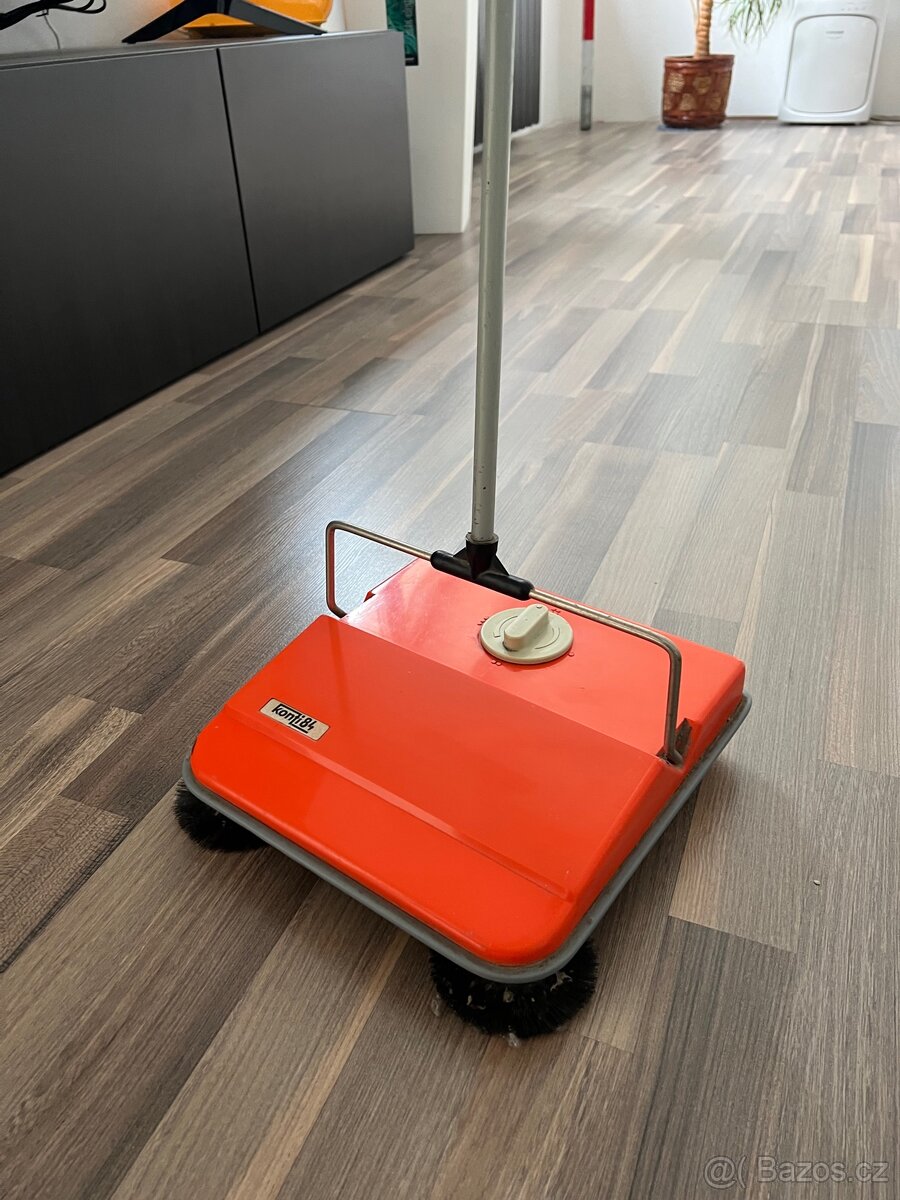 MECHANICKÝ ZAMETAČ KOBERCŮ KONTI 84 KOVO OSTRAVA 1984 - 2