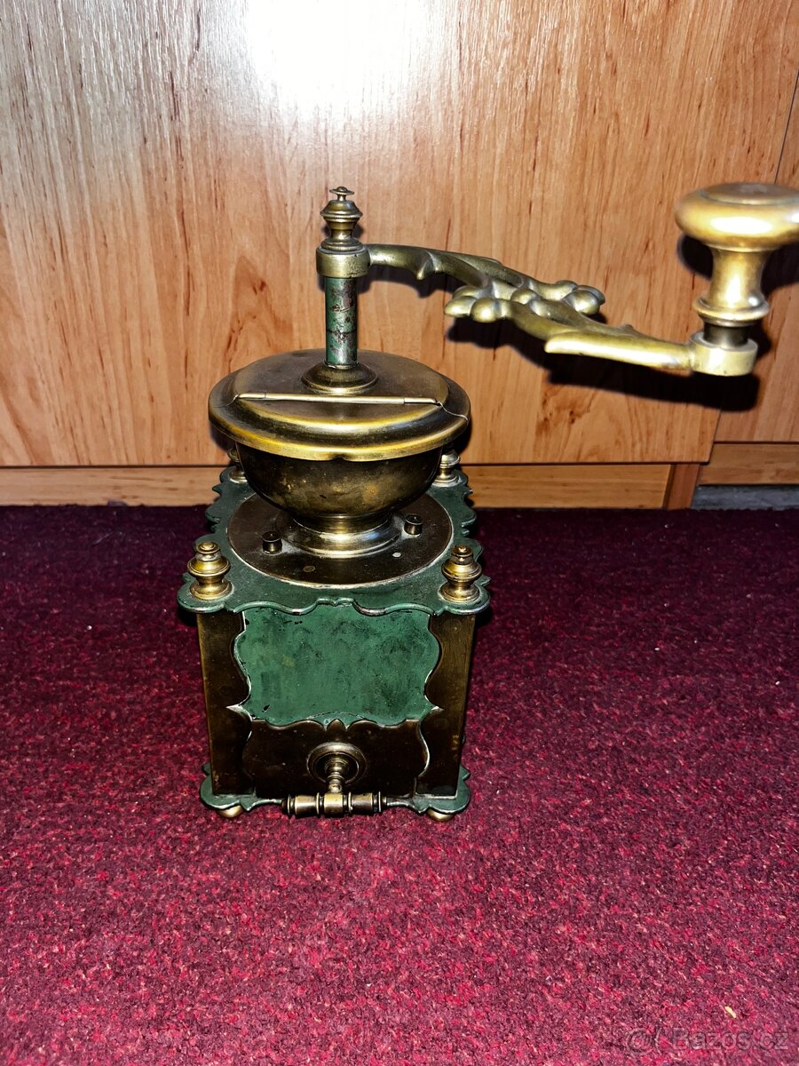 Starožitný mlýnek na kávu – mosaz + zelený smalt - 2