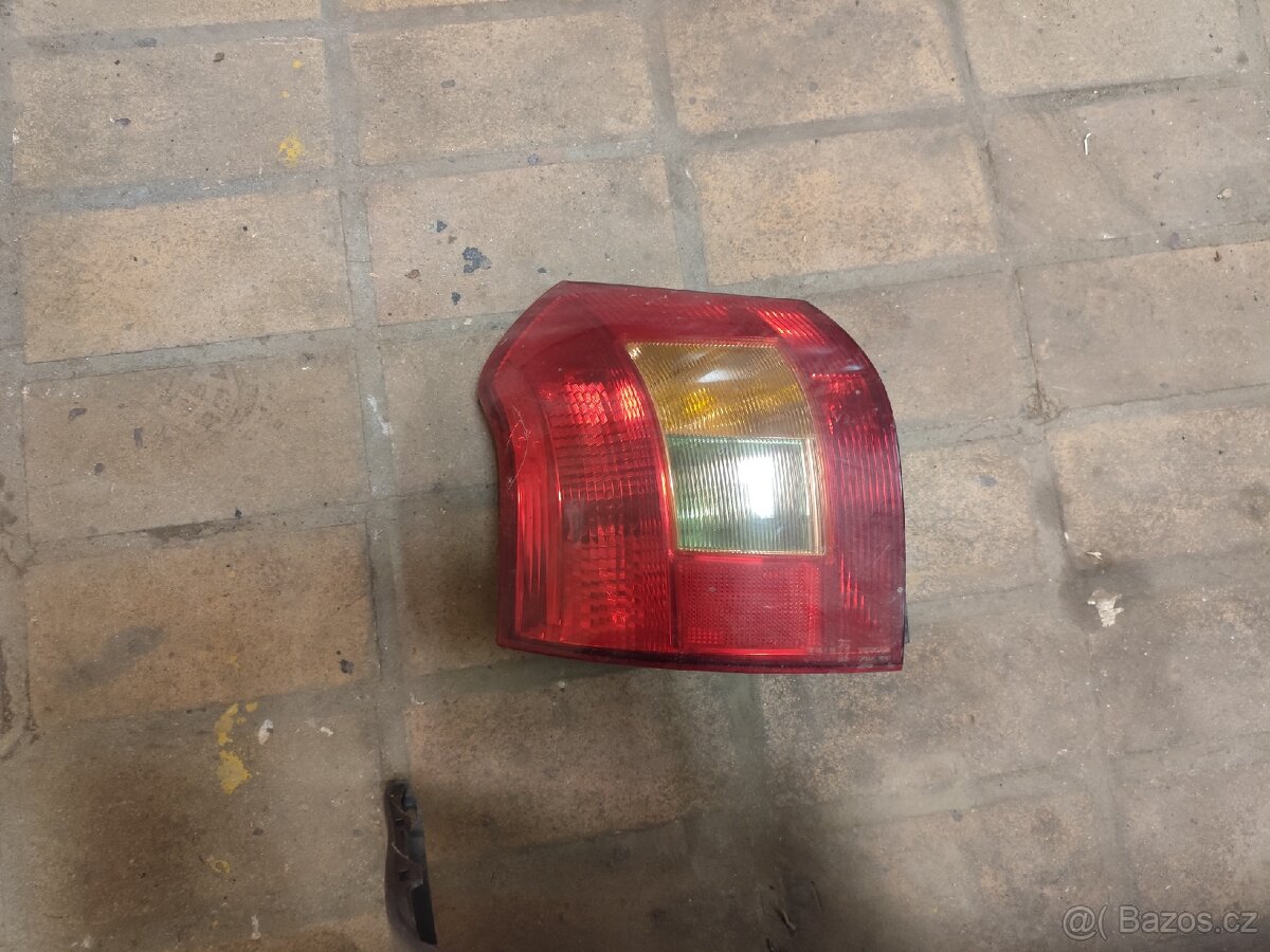 Toyota Corolla hatchback zd. nárazník a světlo - 2