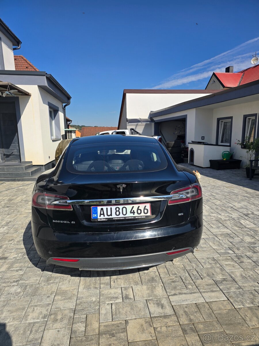 Tesla Model S 85 Free Supercharger - 2