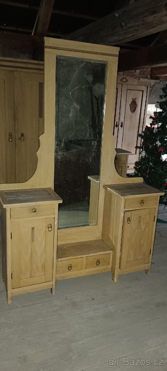 Starožitná celodřevěná ložnice - 2