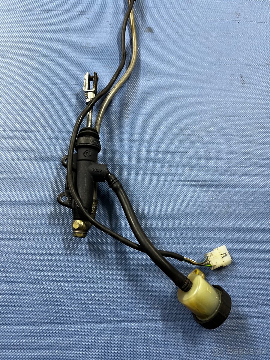 Zadní brzdovy váleček Aprilia RSV1000R Factory - 2