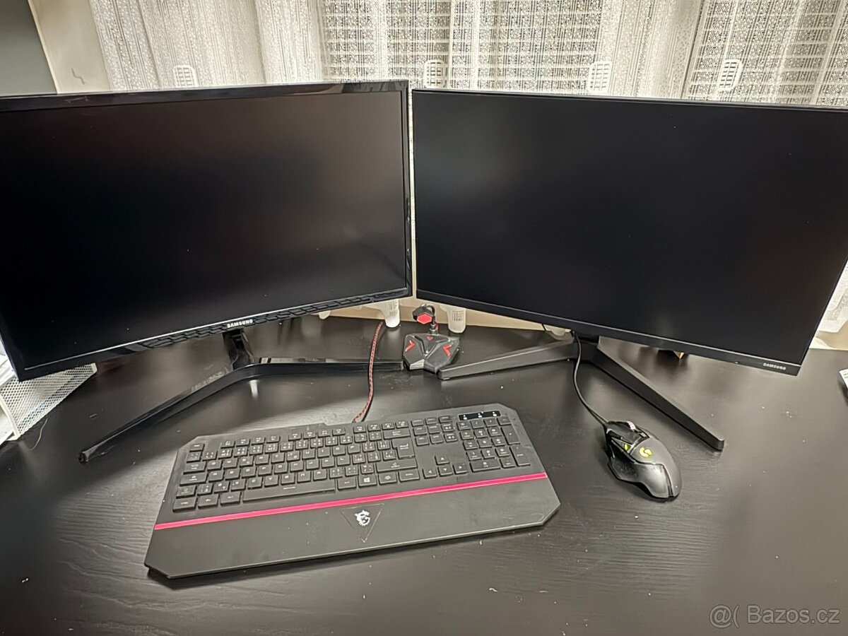 Herní PC se dvěma monitory - 2