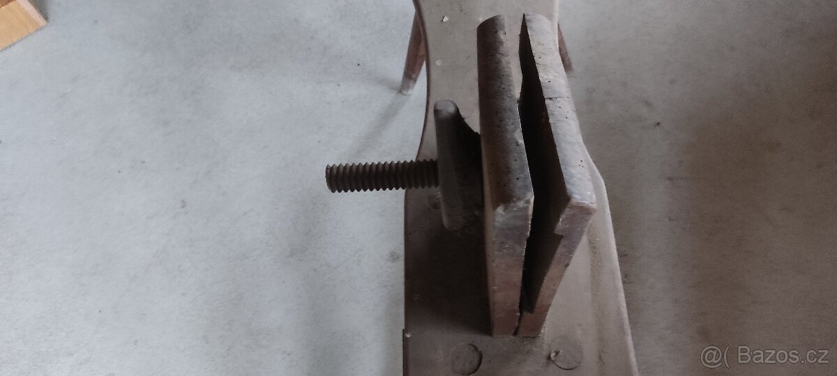 starý tzv. šicí osel,brašnář sedlář - 2