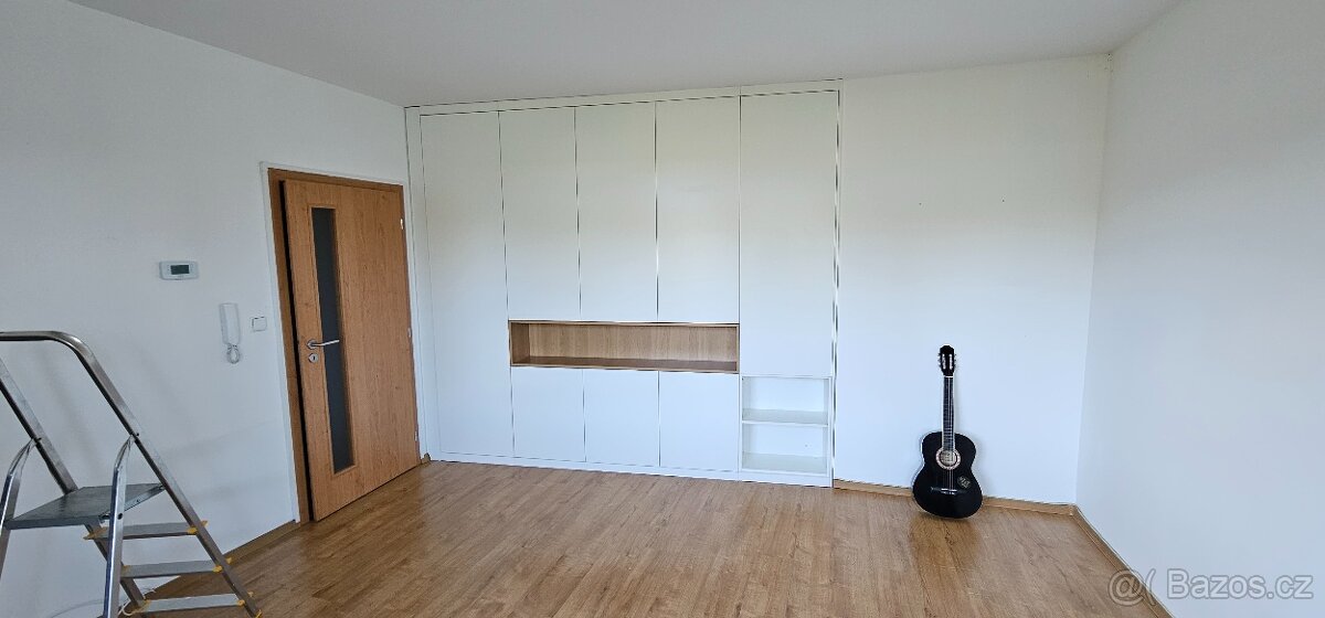 Vestavěná skříň - 2