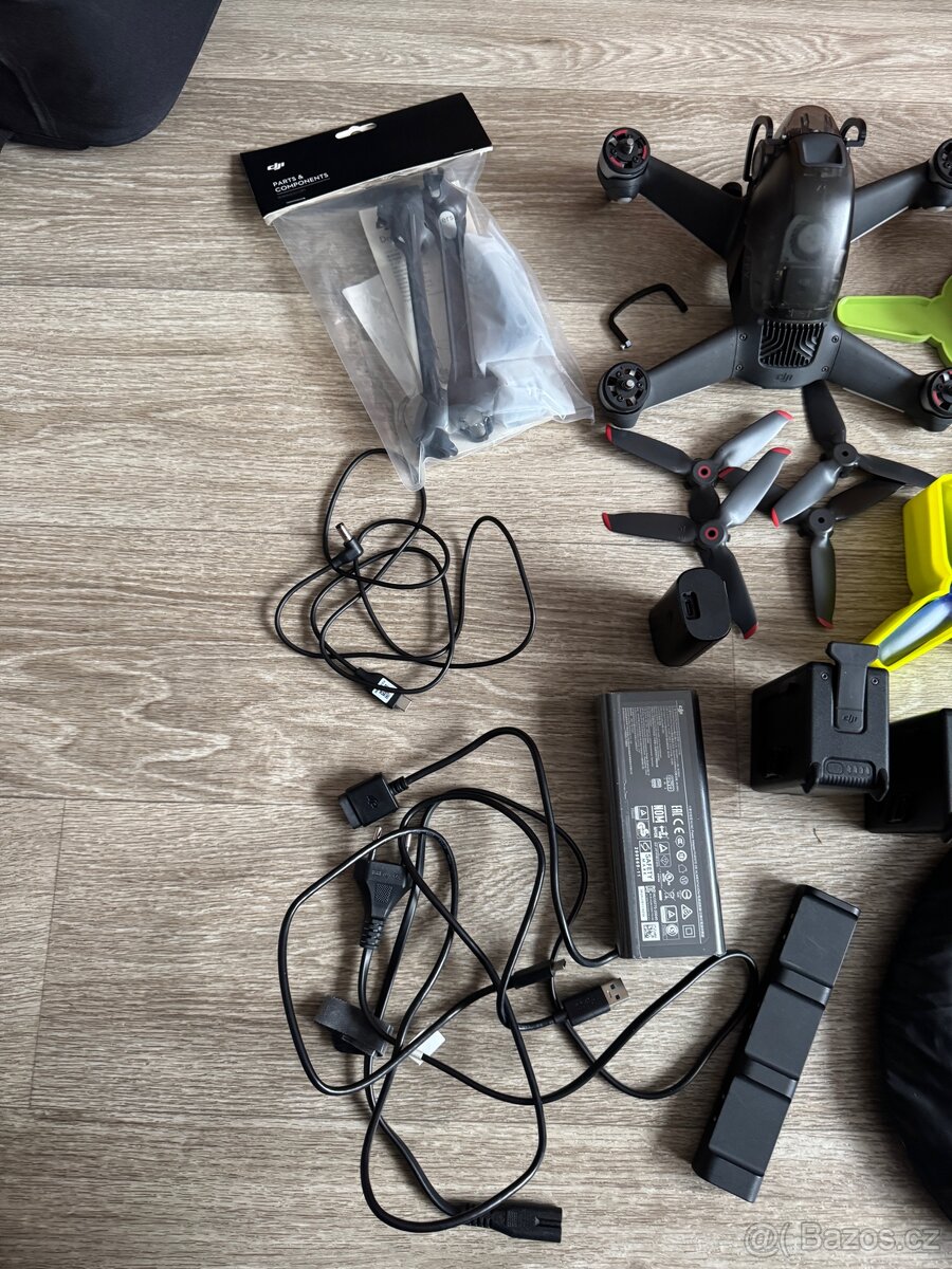 DJI FPV + hromada příslušenství - 2
