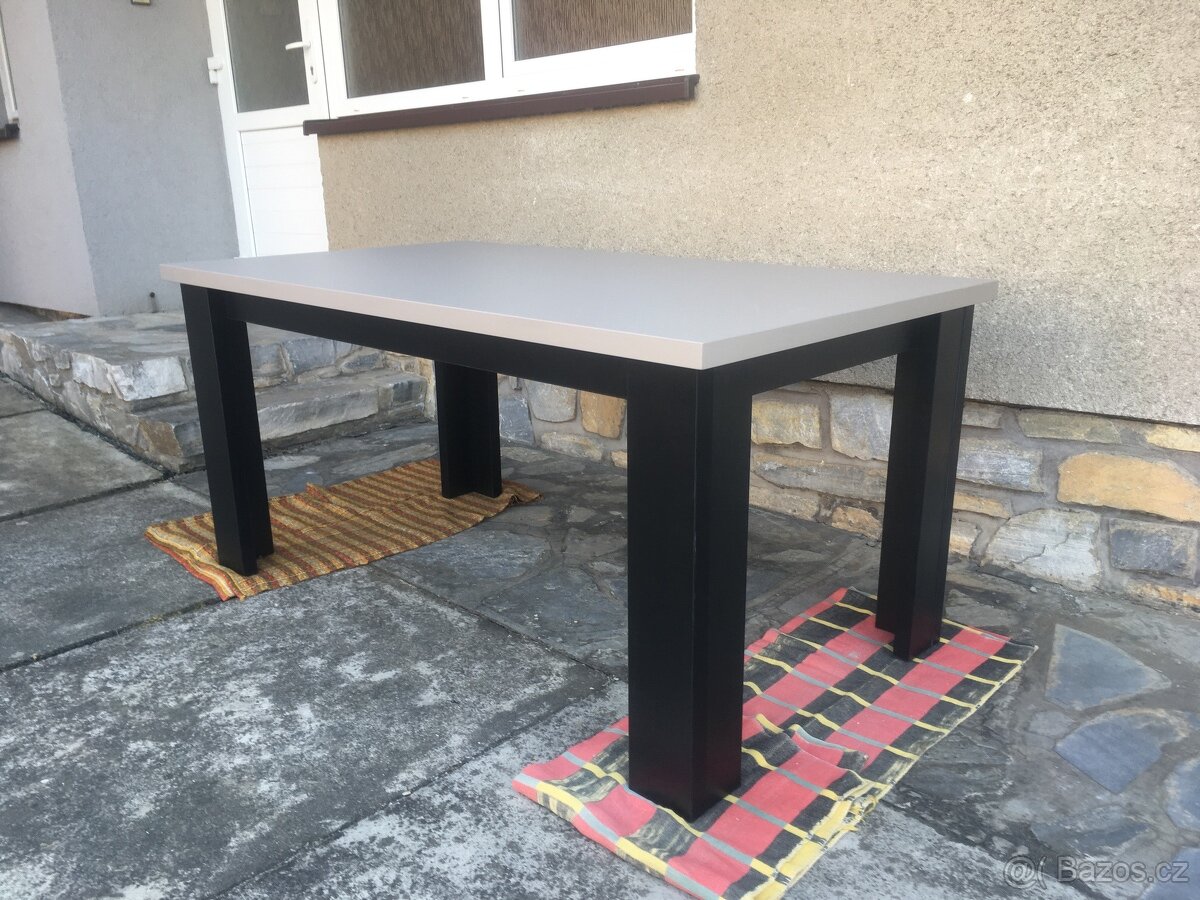 Jídelní stůl - 2