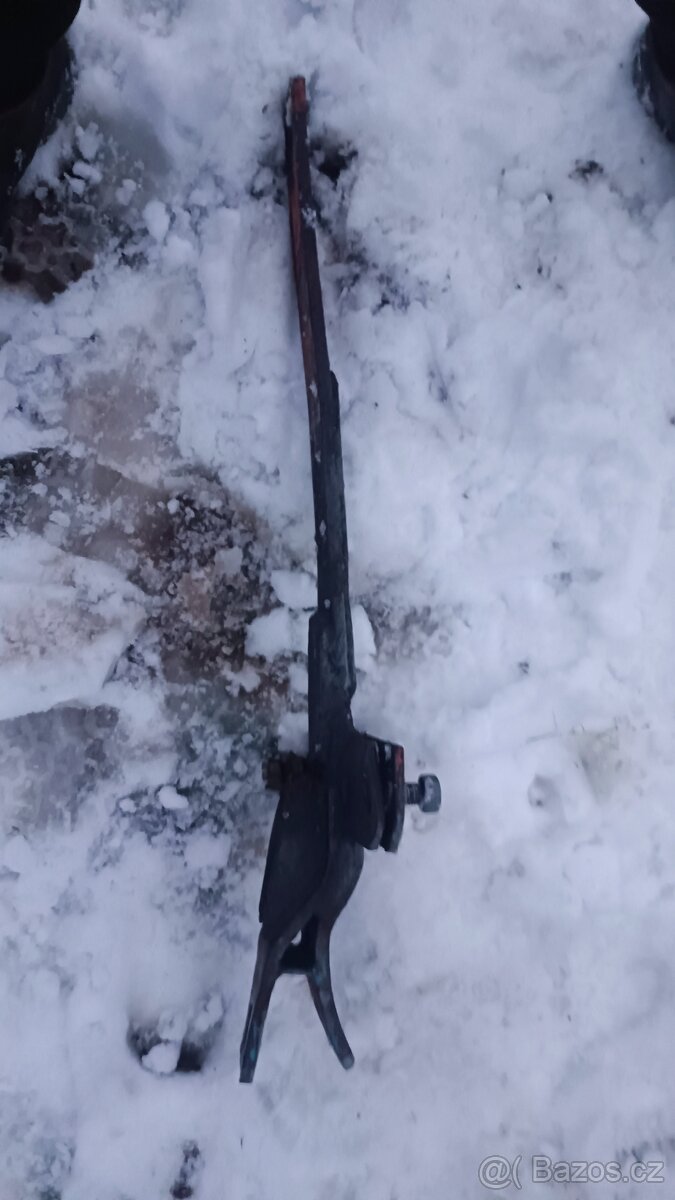 Prodám spodní závěs Zetor - 2