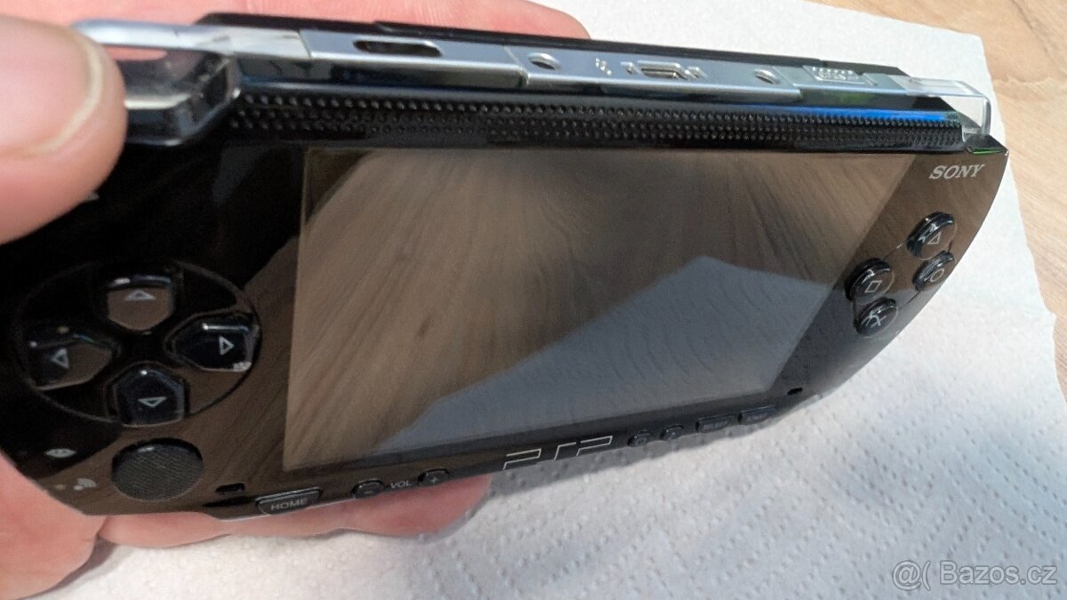 SONY PSP + poudro + 8GB karta + hry... - 2