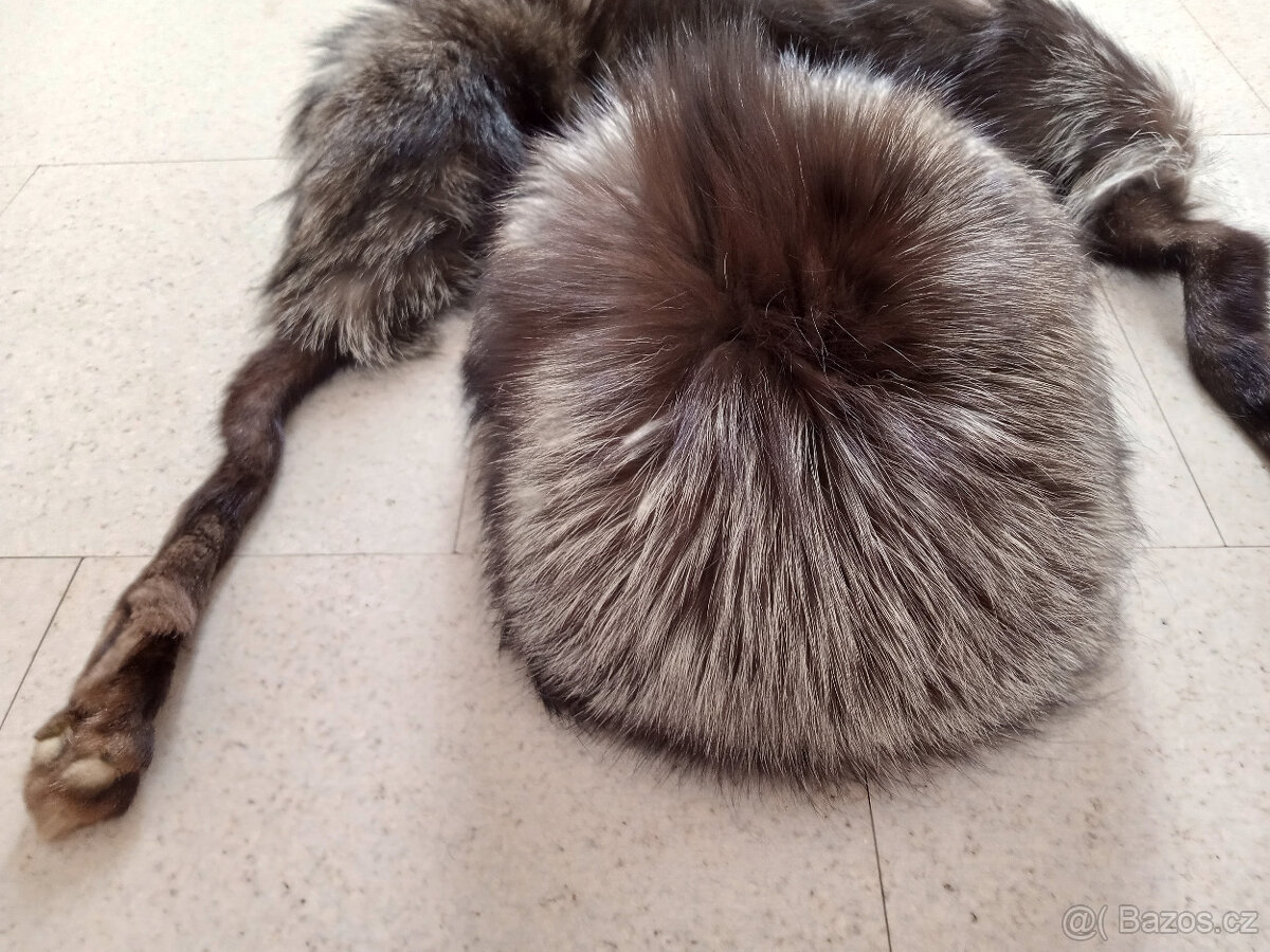 krásná elegantní čepice s kožešinovým límcem - 2