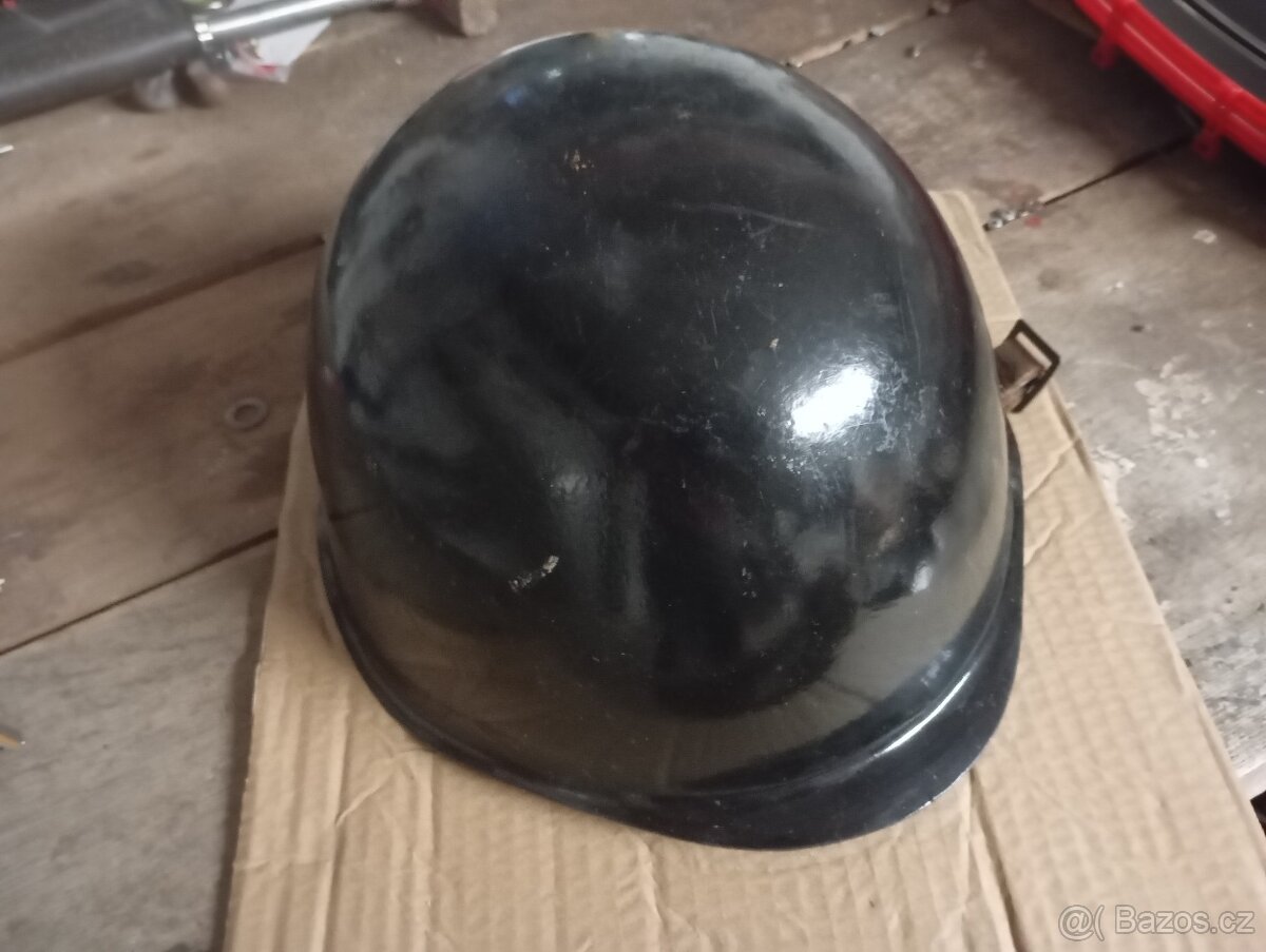 Stará plechová přilba, helma asi vojenská, nebo hasičská - 2
