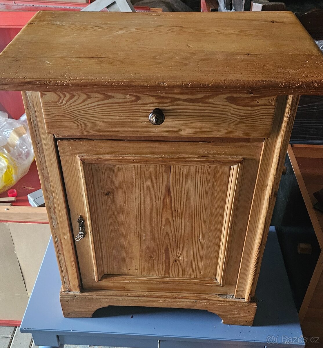 Starožitný noční stolek borovice - 2
