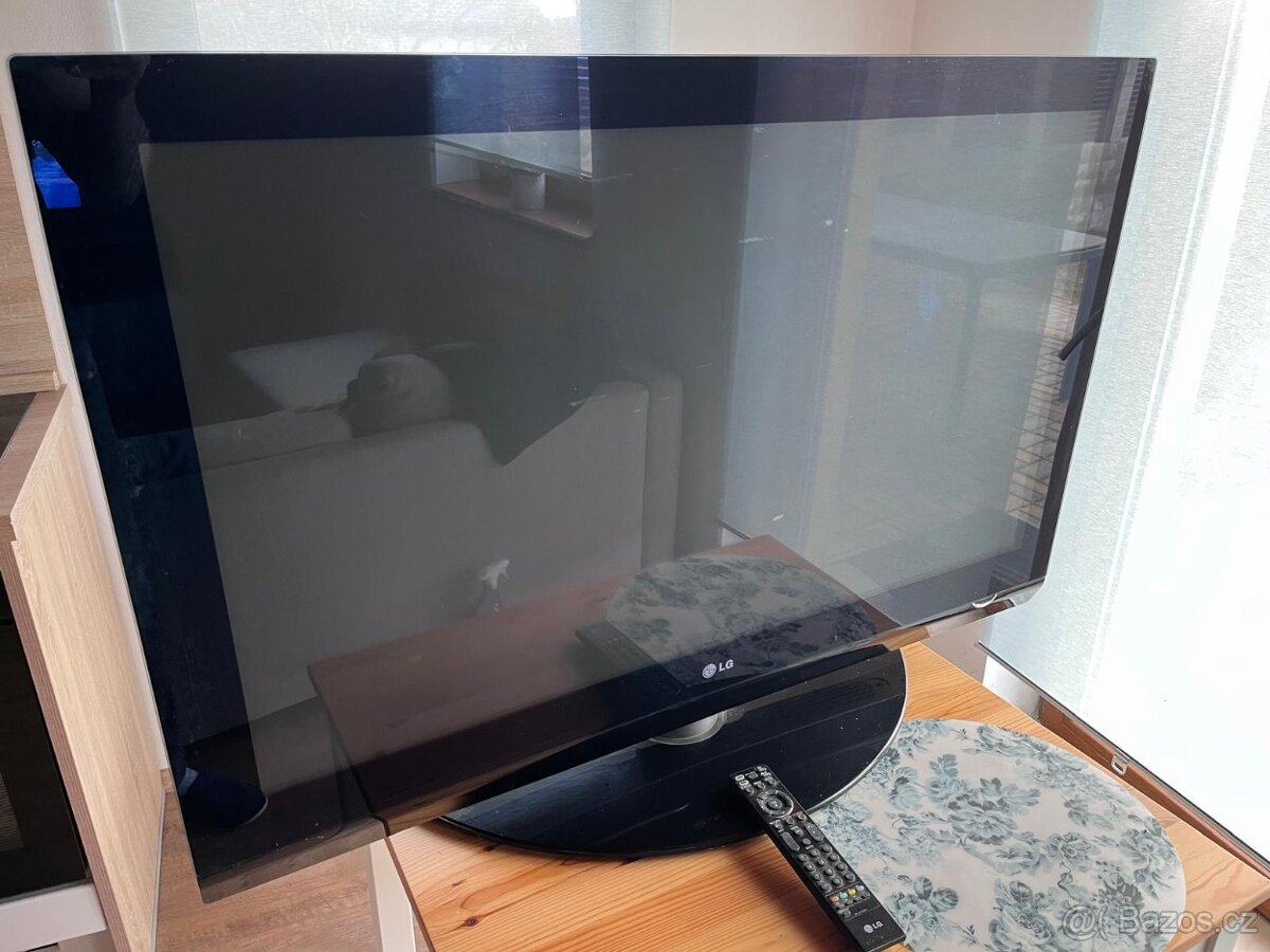 starší plazmová televize LG - 2