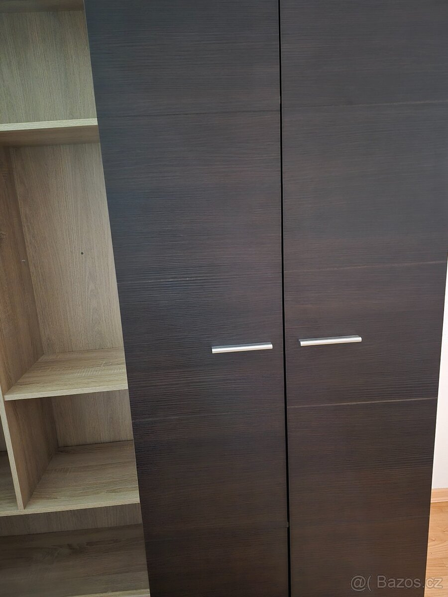 Šatní skříň a poličky - 2