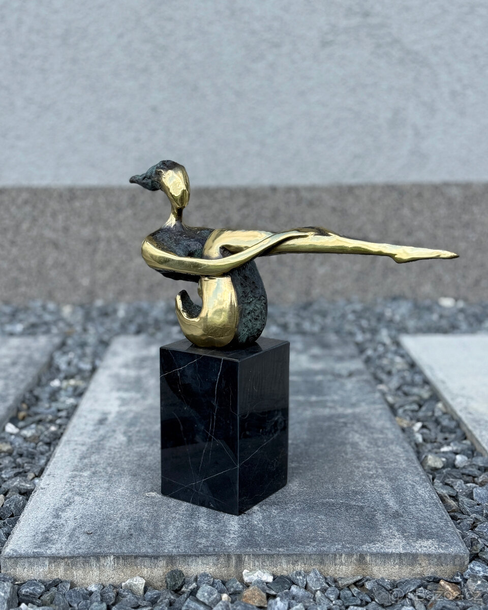 Moderní leštěná bronzová socha Žena luxusní dekorace mramor - 2