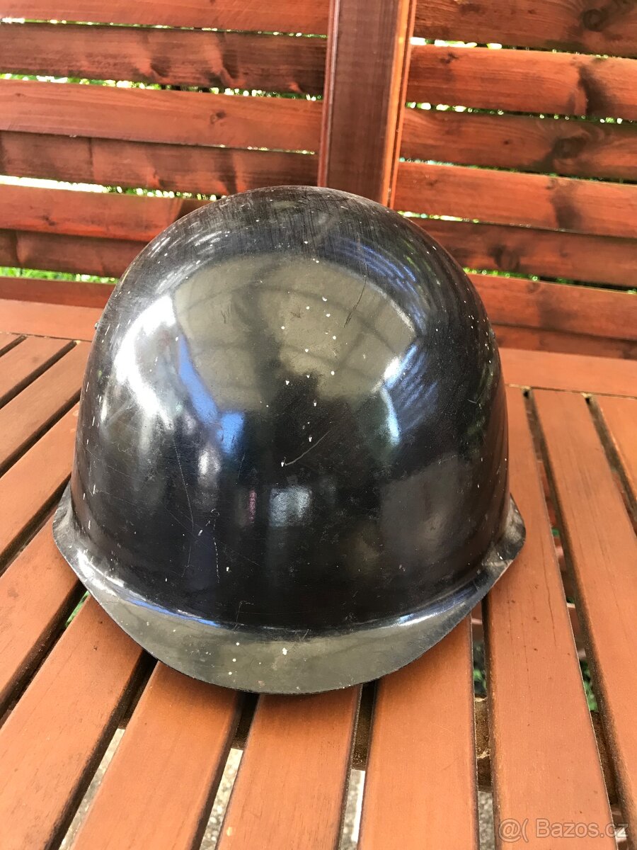 Stará vojenská helma/přilba - 2