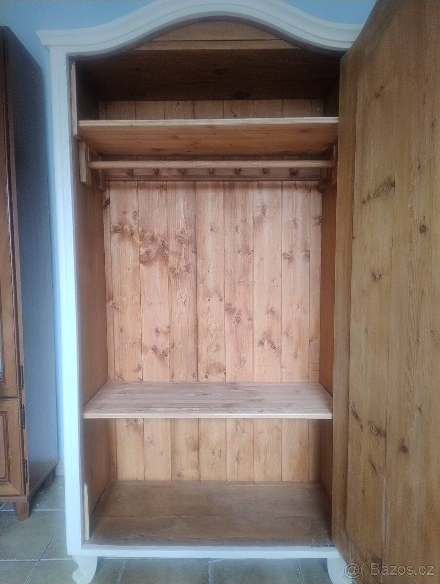 Starožitná skříň po renovaci - 2