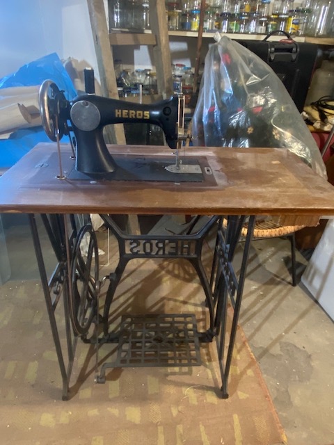 Šicí stroj HEROS - 2