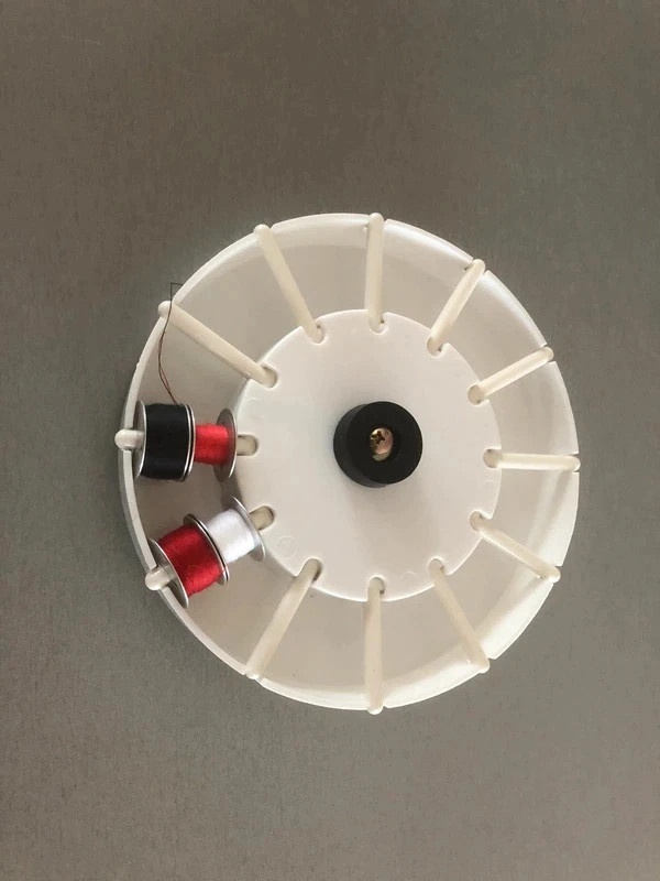 Zásobník na cívky do šicího stroje - 2