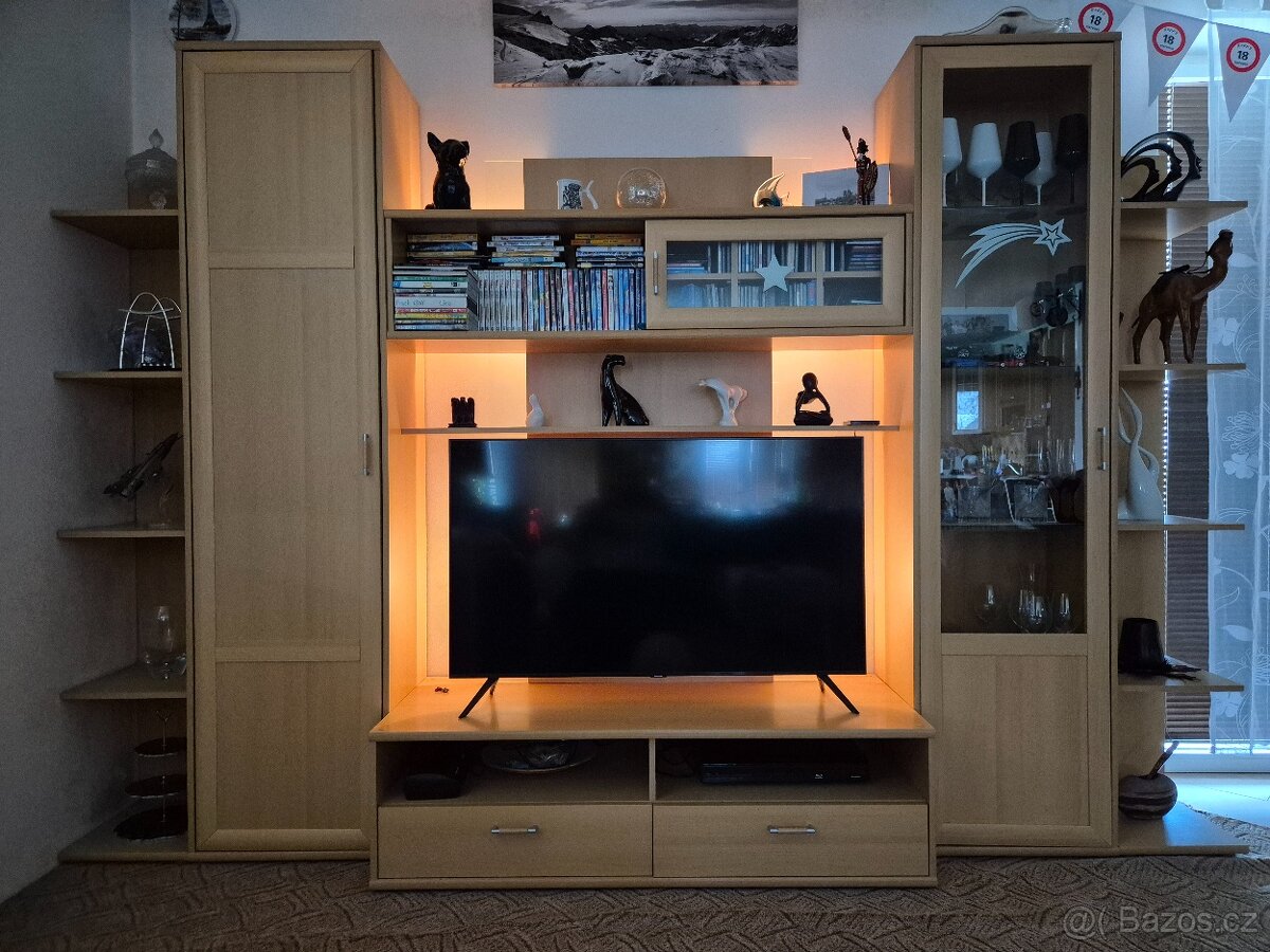 Obývací stěna s podsvícením. - 2