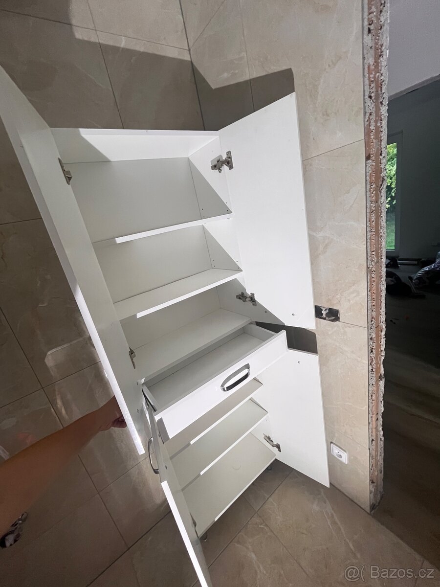 Koupelnová skříňka - 2