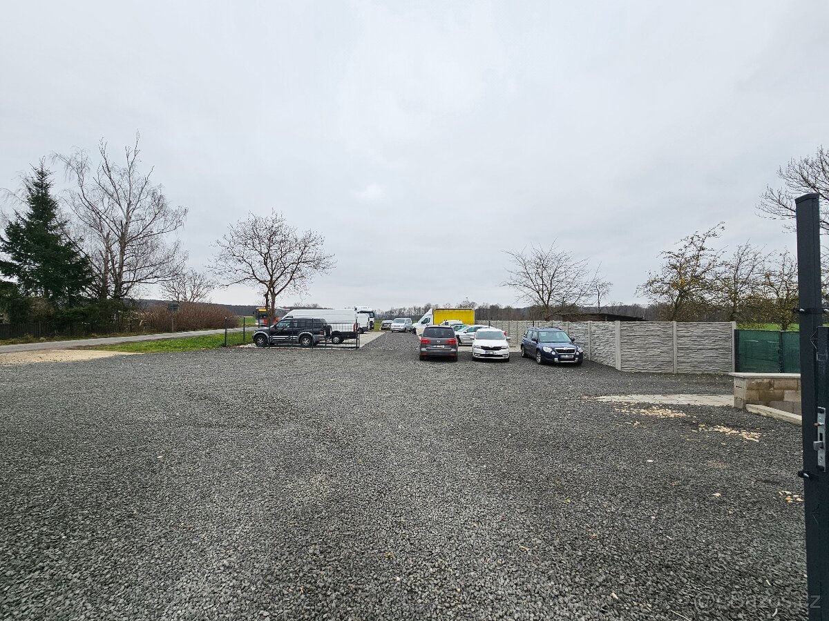 Nabízíme na pronájmem pozemek vhodný na autobazar, parkování - 2