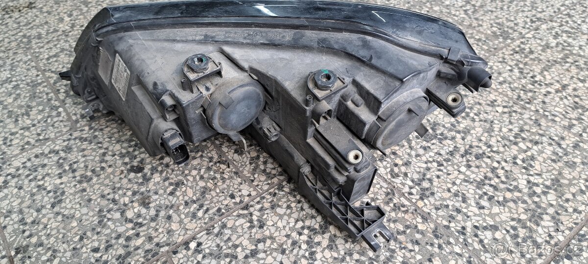 Prodám pravé přední světlo WV Sharan 7n - 2