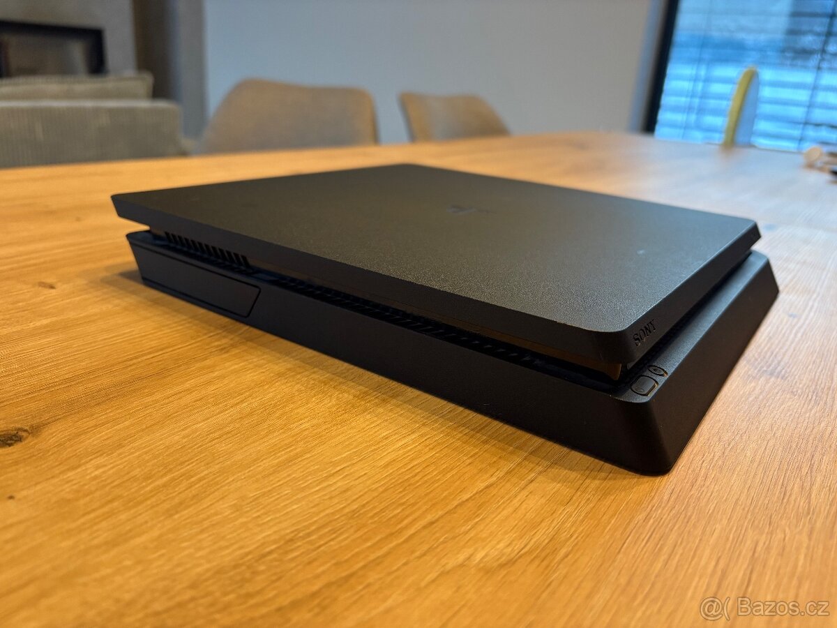 PlayStation 4 slim - 2