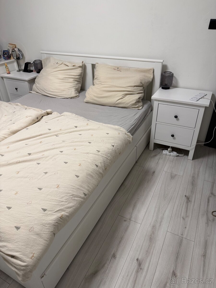 Postel, dva noční stolky, dva úložné prostory, matrace - 2