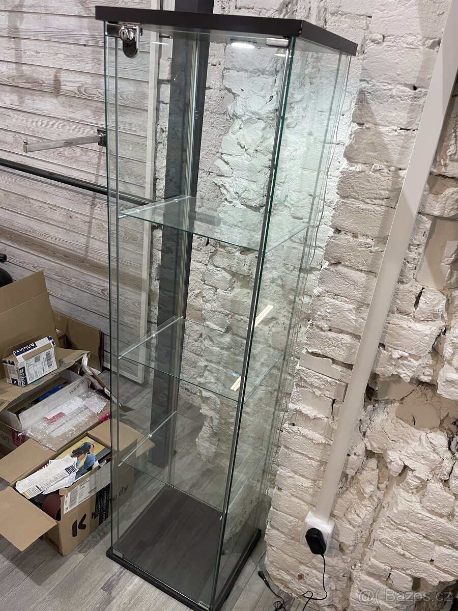 Skleněná vitrína s led osvětlením - 2