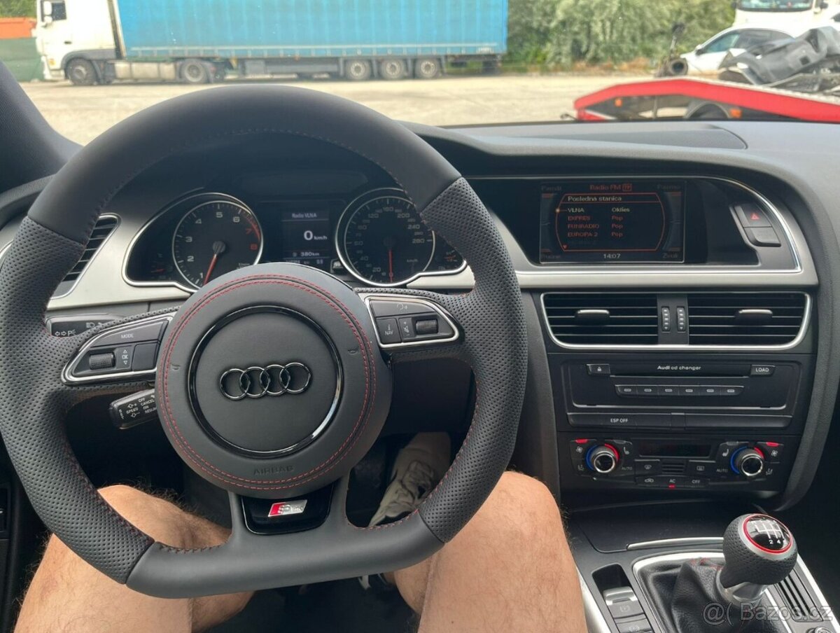 AUDI MULTIFUNKCNY VOLANT S AIRBAGOM A PADLAMI, červená niť - 2