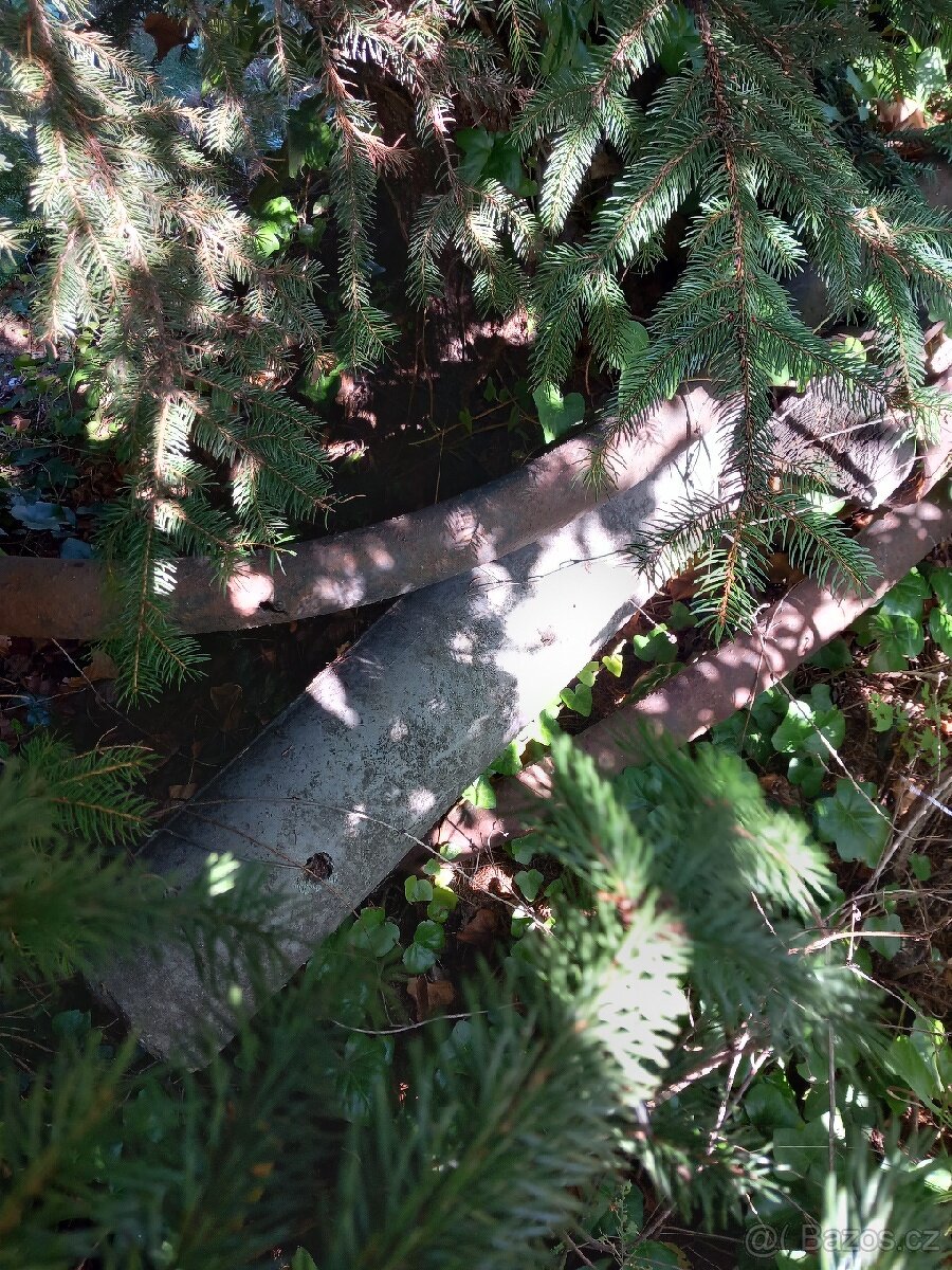 Betonová patka dřevěnného sloupu. - 2