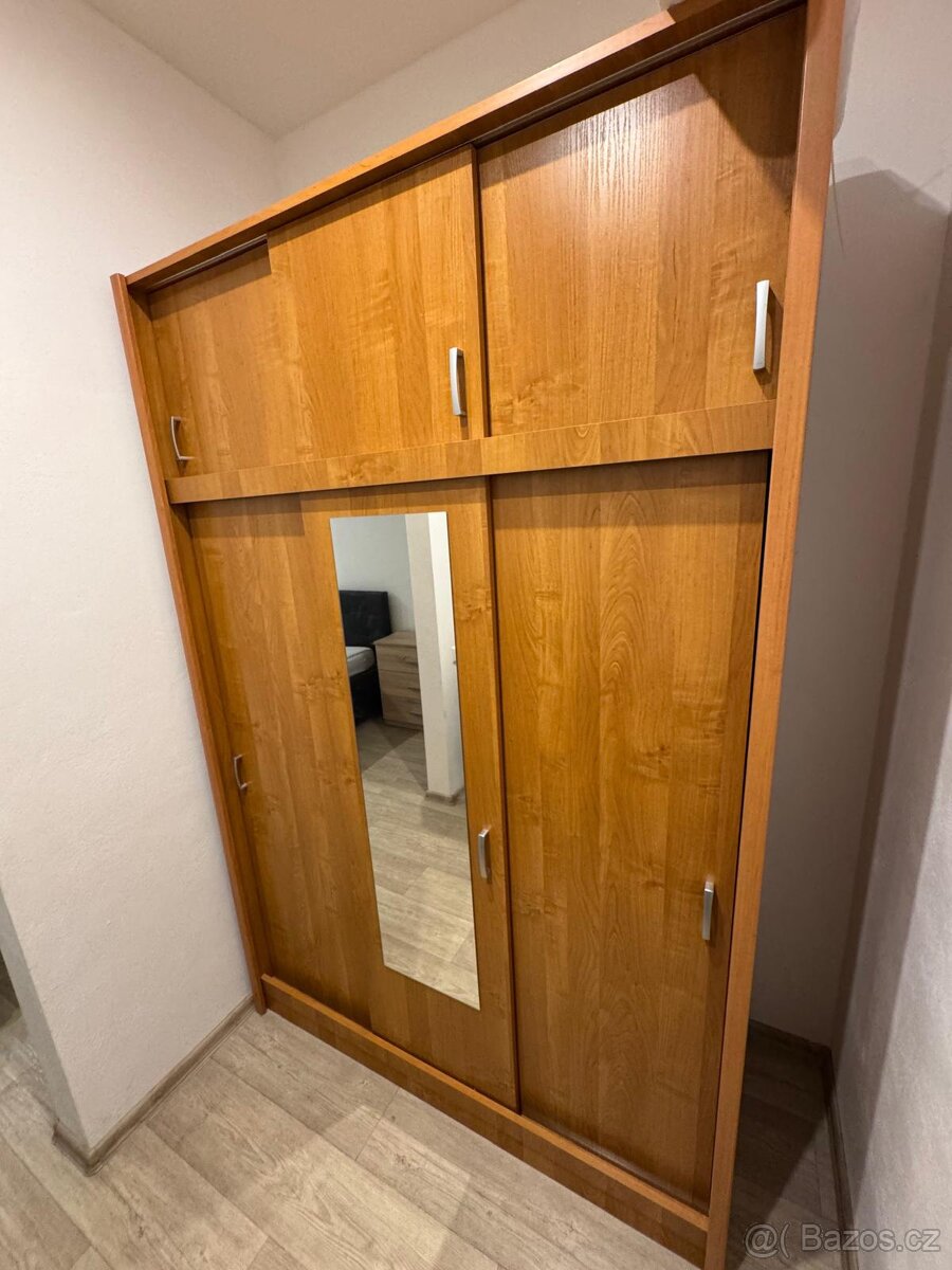 Velká dřevěná skříň masivní - 2