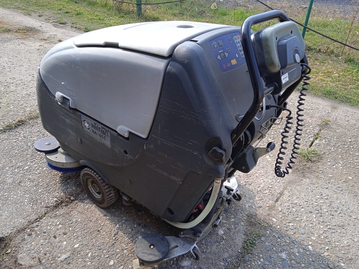 PODLAHOVÝ MYCÍ STROJ NILFISK BA 651,ČRrv 9/2015,dph - 2