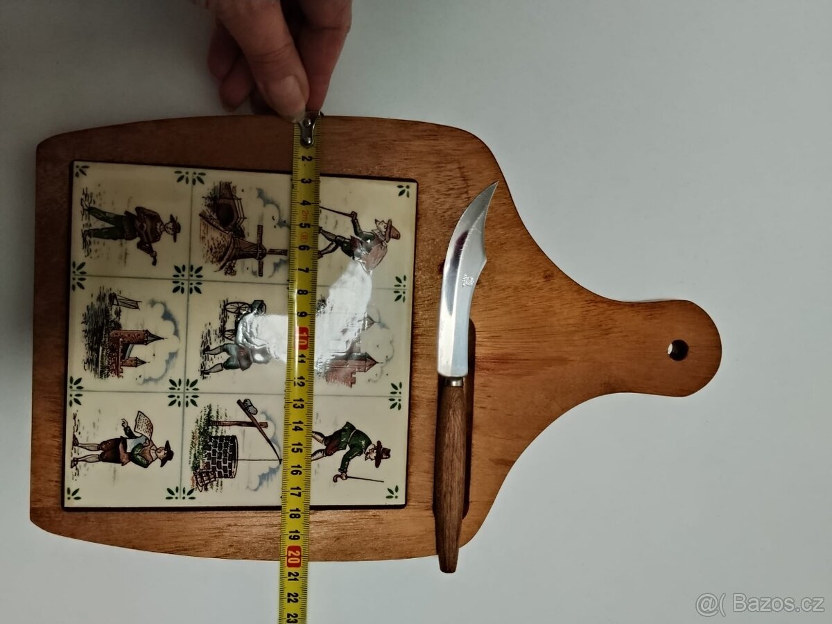 Ozdobné prkénko s malovanou kachlí. - 2