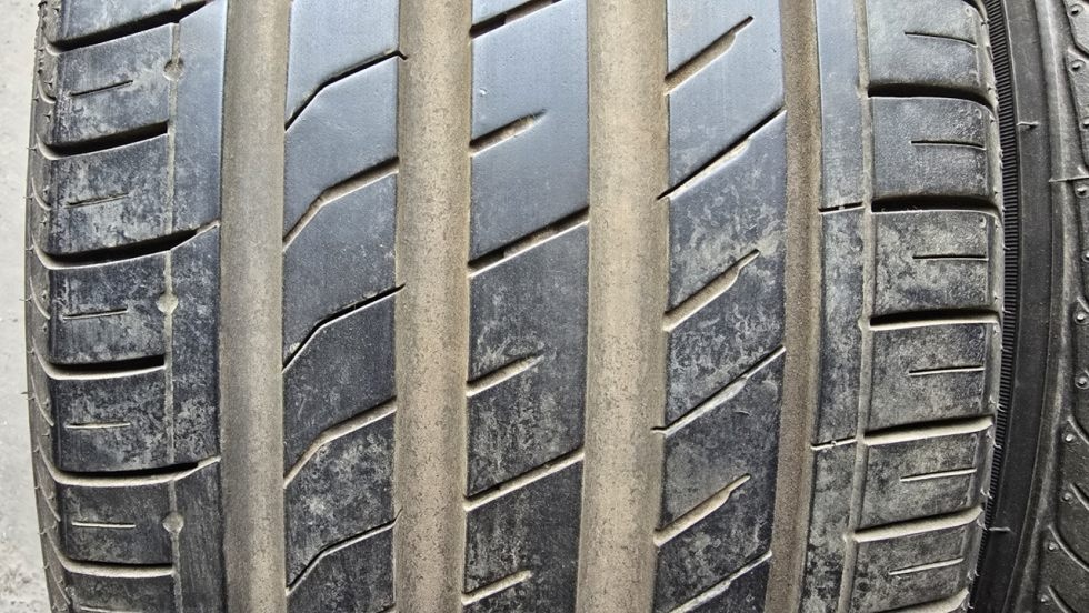 Letní pneu 235/45/17 Nexen - 2