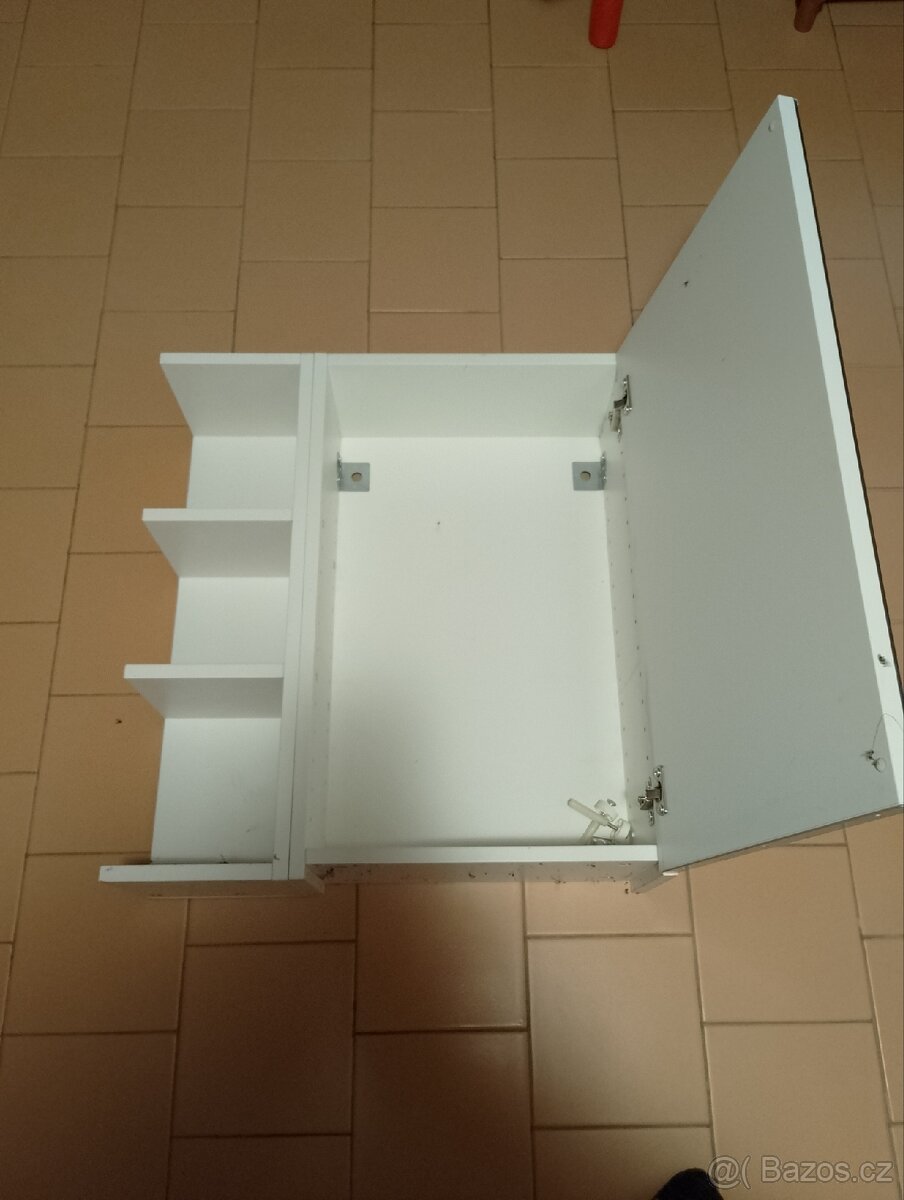 Koupelnová skříňka - 2