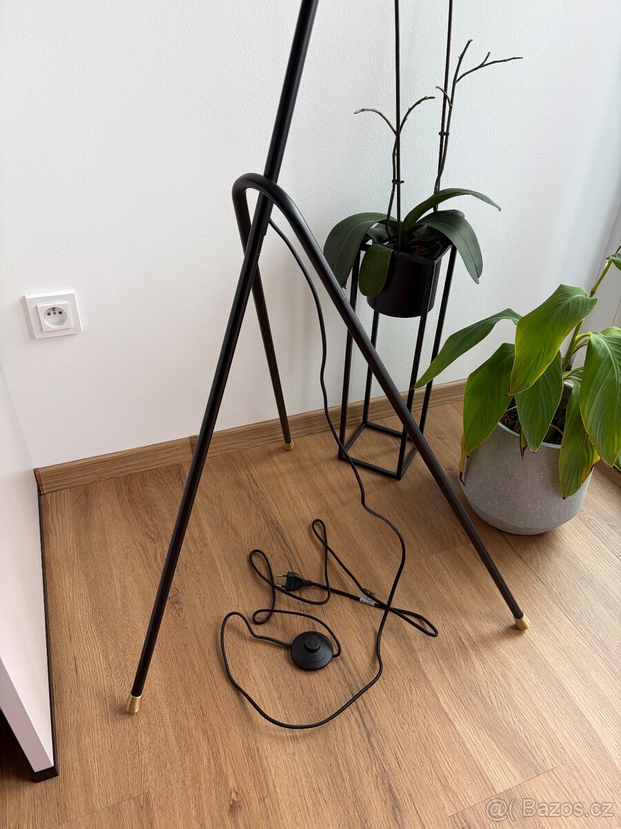 Černá lampa se zlatým dekorem - 2