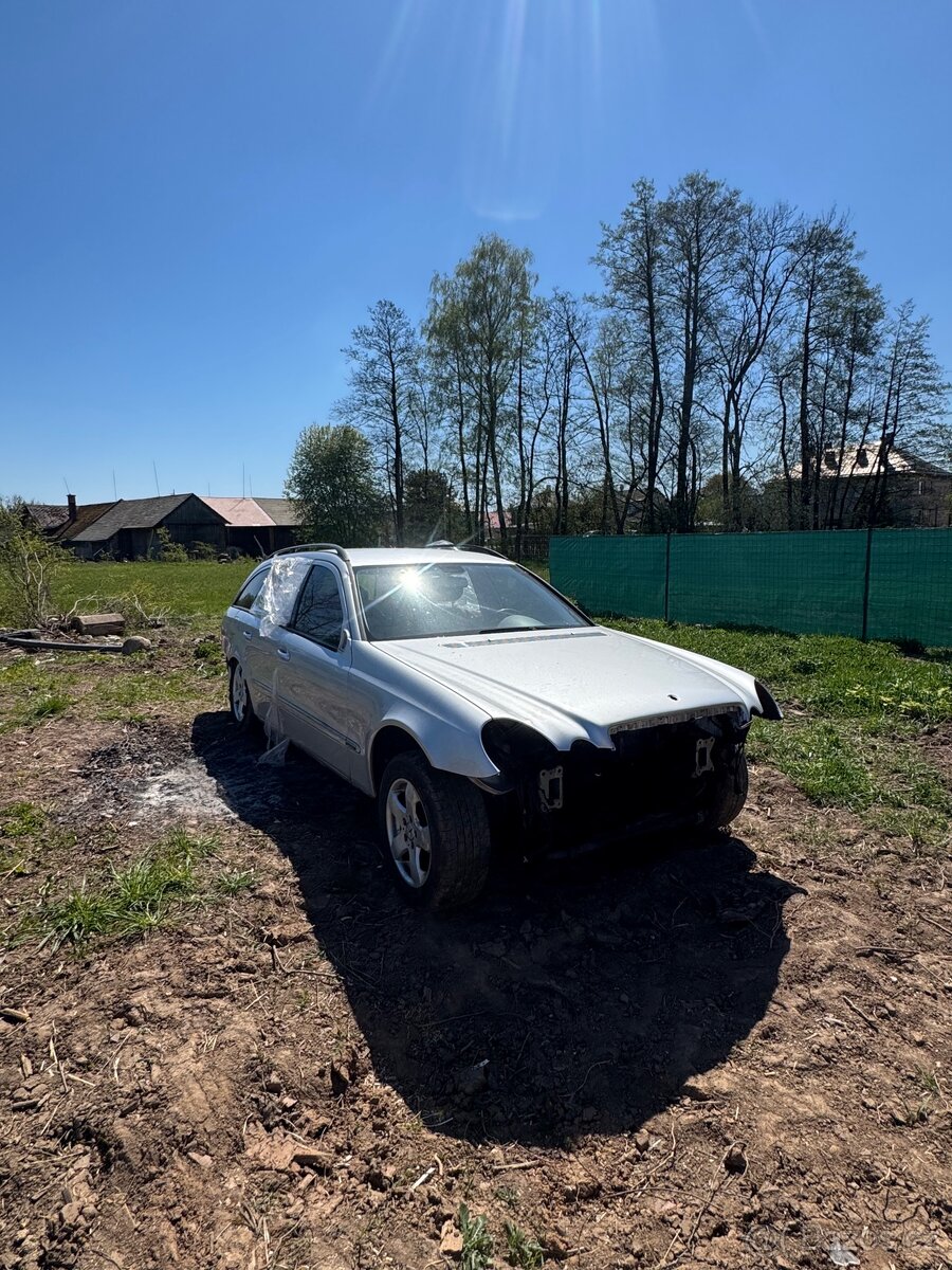 Prodám přední kapot z Mercedes- Benz e211 - 2