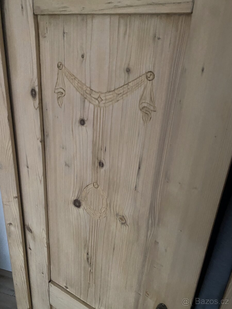 Secesní skříň smrk - 2