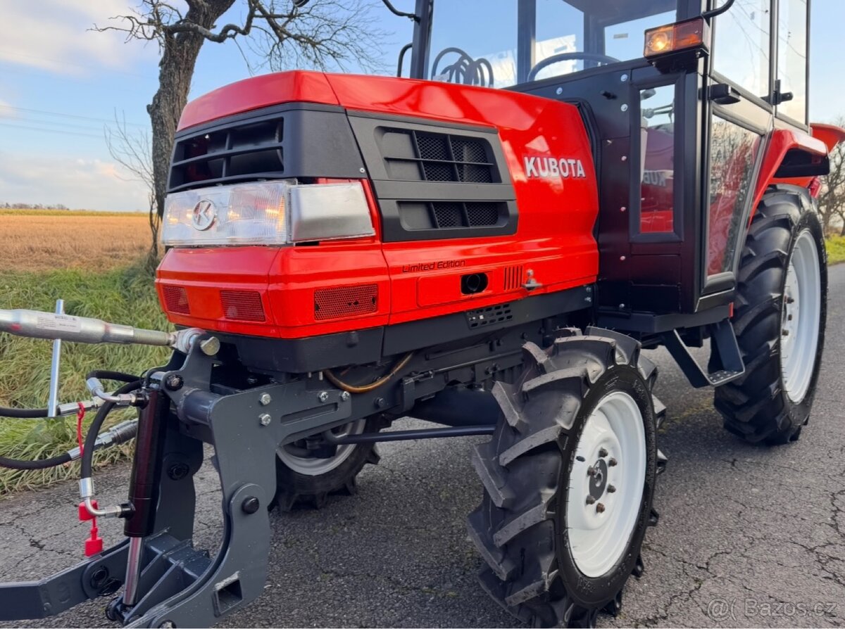 Japonský traktor KUBOTA GL 21 Diesel motor 3 válec, 21HP - 2